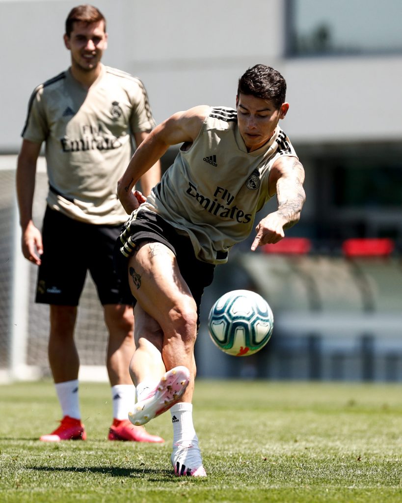 James se luce con una rabona en la jornada de entrenamientos. / FOTO: REAL MADRID.