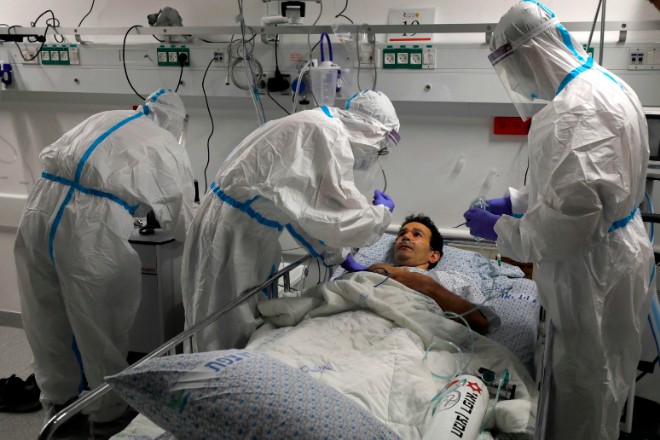 Médicos valúan a paciente infectado por coronavirus. / FOTO: AFP.