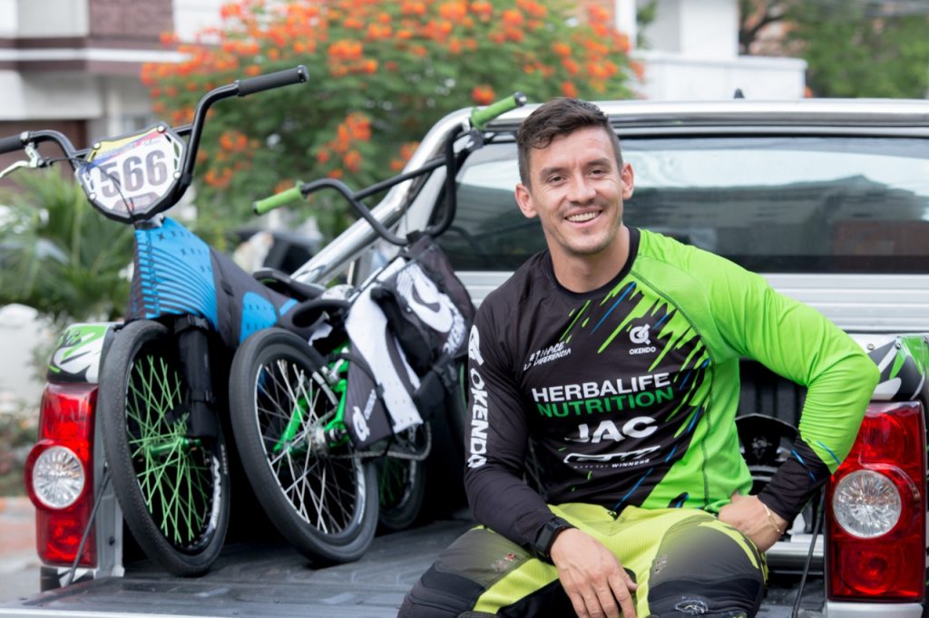 Con tan solo 5 años Carlos Mario Oquendo empezó a edificar toda una vida al lado de su amiga inseparable, la bicicleta. / FOTO: CORTESÍA.