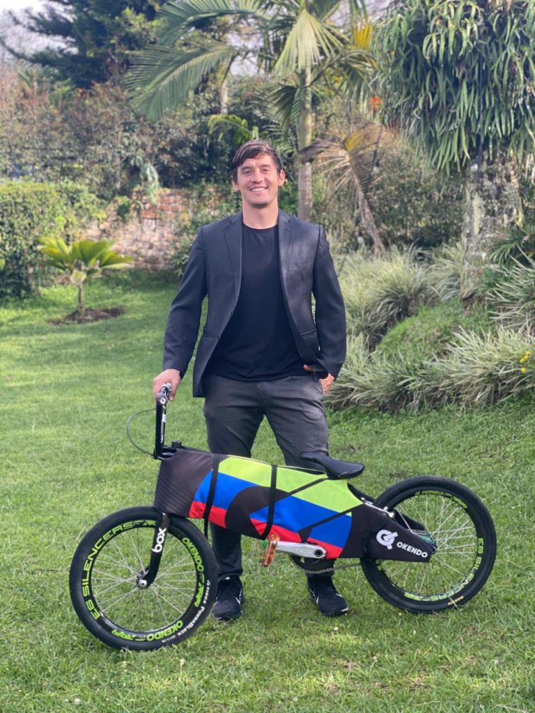 Desde muy chico emprendió su vocación por el bicicrós, una disciplina poco convencional hace algunos años en Colombia. Su esfuerzo, dedicación y disciplina le fueron acelerando un encuentro inevitable con la gloria. / FOTO: CORTESÍA.