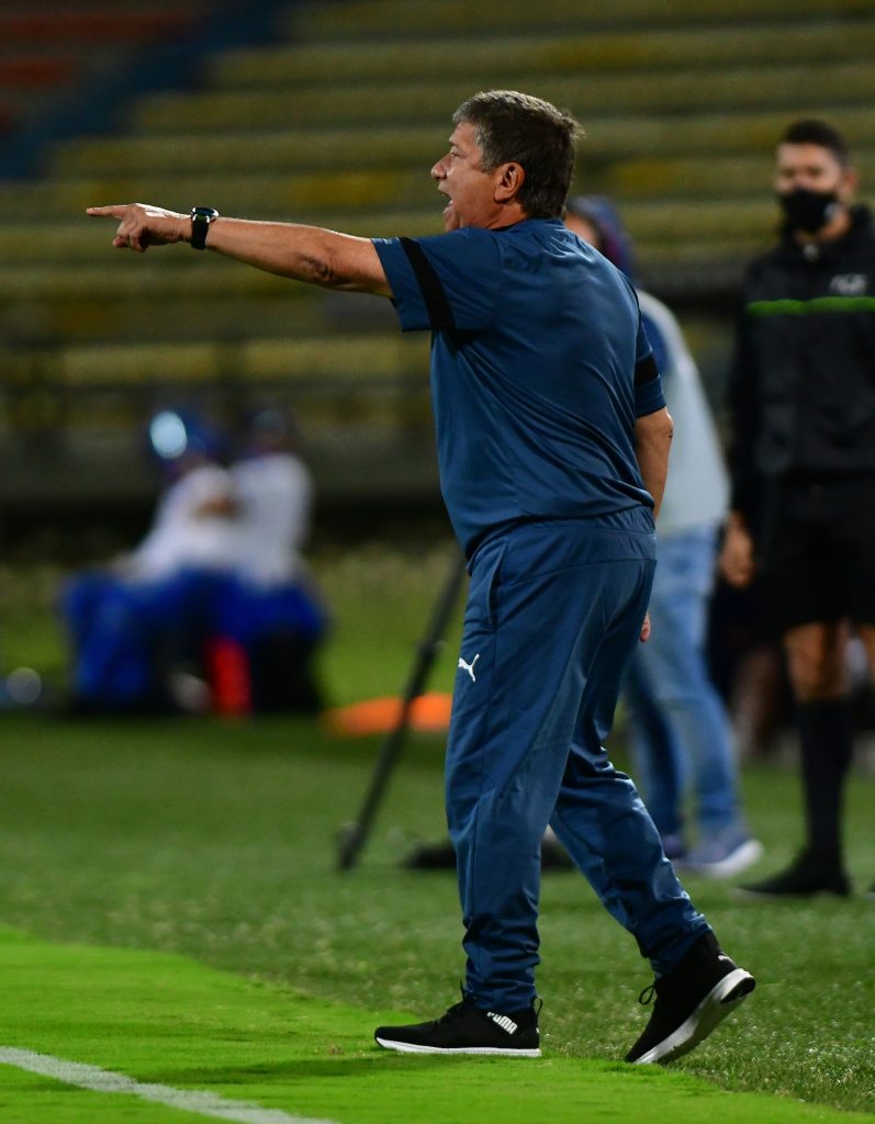 MEDELLIN - COLOMBIA, 13-01-2021: Hernan Dario Gomez técnico del Medellín gesticula durante partido por los cuartos de final entre Deportivo Independiente Medellín y Atlético Junior como parte de la Copa BetPlay DIMAYOR 2020 jugado en el estadio Atanasio Girardot de la ciudad de Medellín. / Hernan Dario Gomez coach of Medellin gestures during Match for the quarter-finals between Deportivo Independiente Medellin and Atletico Junior as part of the 2020 DIMAYOR BetPlay Cup played at Atanasio Girardot stadium in Medellin city. Photo: VizzorImage / Luis Benavides / Cont