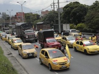 Los taxistas que anunciaron con entrar a paro se reunieron con el ministro de transporte.