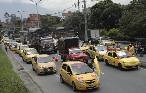 Los taxistas que anunciaron con entrar a paro se reunieron con el ministro de transporte.