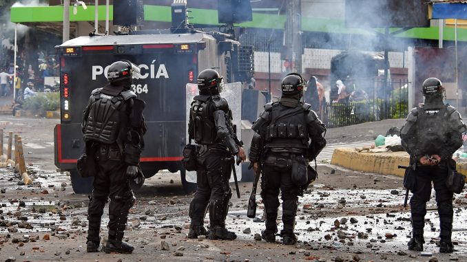 Esmad cambió de uniforme