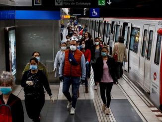 ¡Qué joyita! En España agarraron a colombiano que tiró a una desconocida al metro