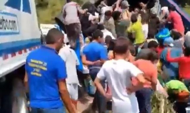 EN VIDEO: Camionero se chocó en Valdivia y en vez de ayudarlo, lo saquearon
