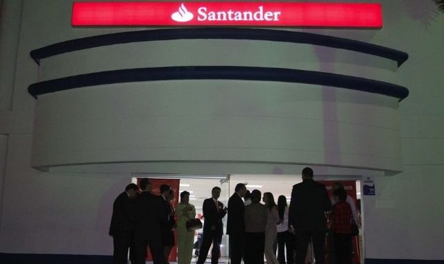 Qué chicharrón: el Banco Santander se equivocó y le transfirió millonadas a sus clientes