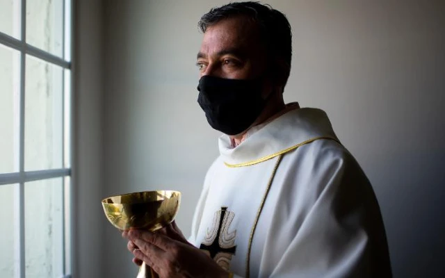 Andrés Arango, sacerdote que usó mal una palabra a la hora de bautizar