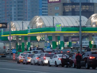 Filas en bomba de gasolina en Kiev