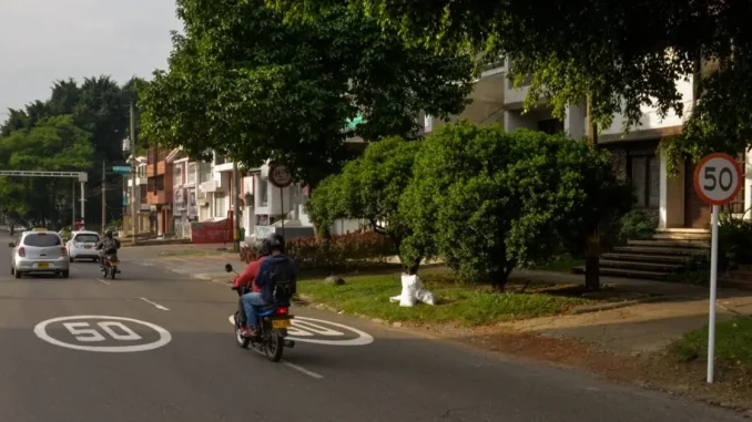 Limite-de-velocidad-en-la-avenida-80-es-de-50-km-h