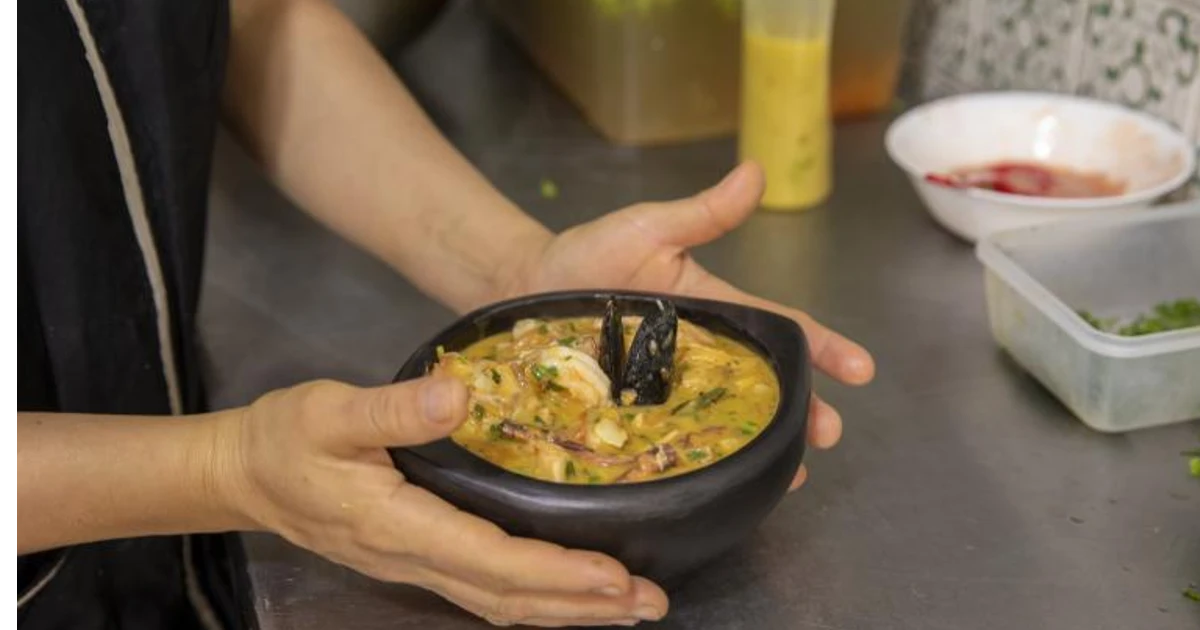 comida servida por un mesero