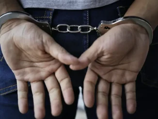 Capturado-detenido-esposas-arrestado