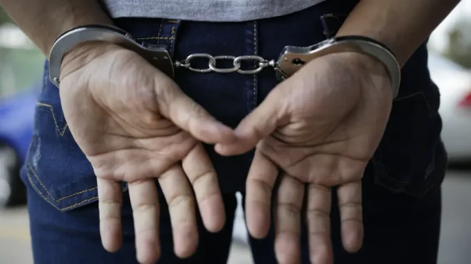 Capturado-detenido-esposas-arrestado