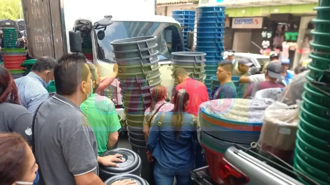 Corte-de-agua-disparo-la-venta-de-canecas-1