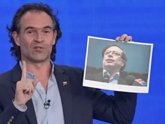 Federico Gutiérrez muestra foto de Gustavo Petro