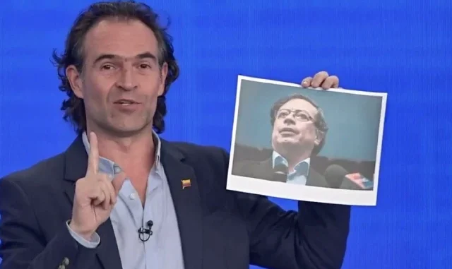 Federico Gutiérrez muestra foto de Gustavo Petro