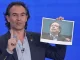 Federico Gutiérrez muestra foto de Gustavo Petro