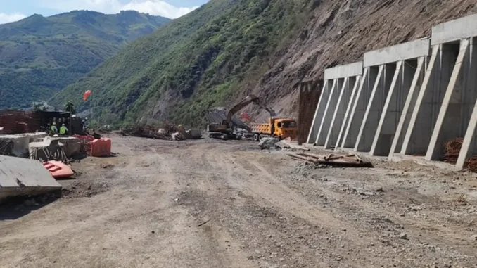 Habilitan-paso-por-la-via-Uramita-Dabeiba