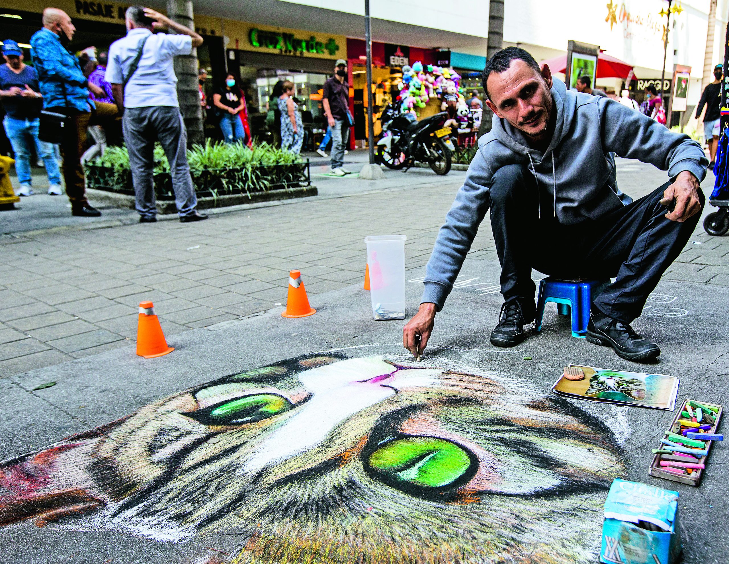 Descripción: Artistas callejeros se toman los pisos de la calle Junín para pintar obras de arte con tiza. Personajes: Alexis Fernándo Vasquez y Juan Rodríguez. Fecha de evento: 08/02/2022. Foto: Julio César Herrera E.