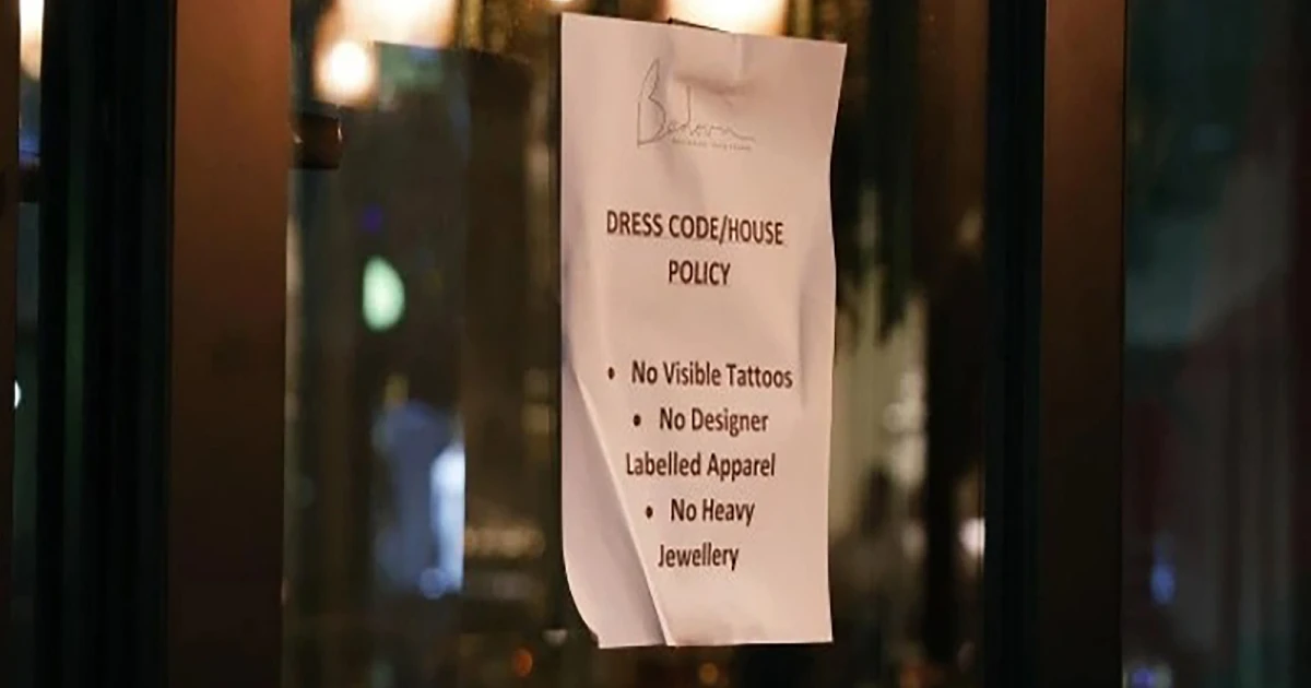 Aviso de restaurante que prohíbe personas tatuadas