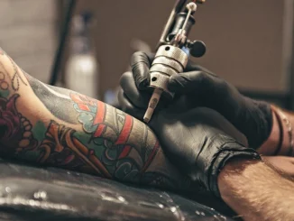 Hombre con tatuajes