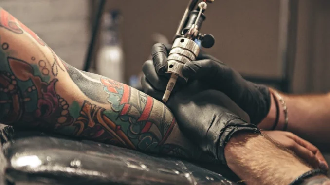 Hombre con tatuajes