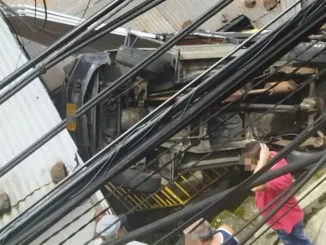 Carro-termino-en-el-techo-de-una-casa