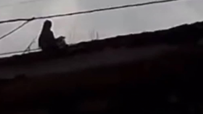 De que las hay, las hay Graban a supuesta bruja en el techo de una casa
