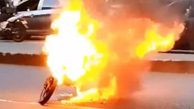 Moto quemada en Las Acacias