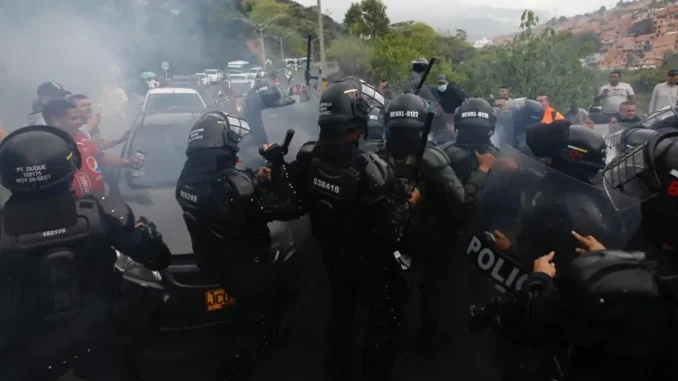 Protesta-via-tunel-de-Occidente-1