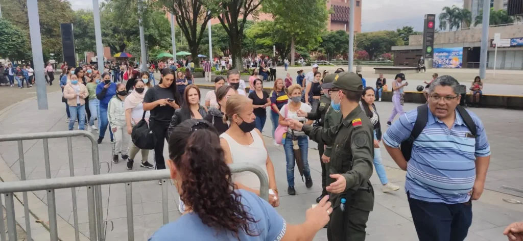 Fila-de-mujeres-para-votar-en-Plaza-Mayor