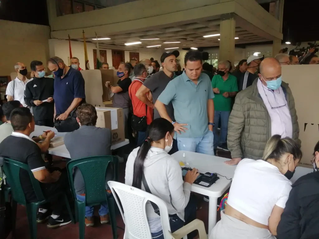 Fila-para-votar-en-el-Inem