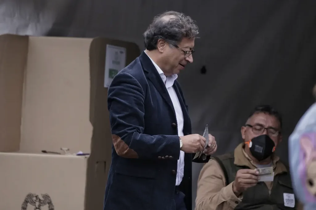 Gustavo-Petro-votando-1