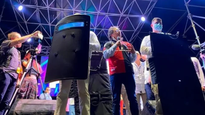 Gustavo Petro reapareció en público con chaleco antibalas