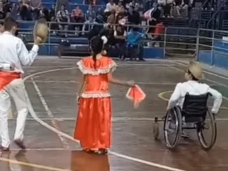 Niño baila en silla de ruedas
