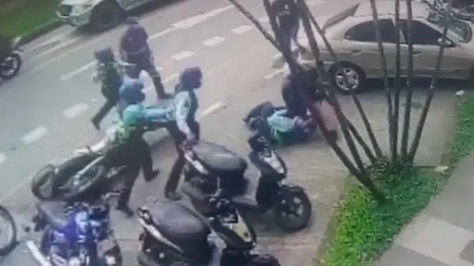 Pelea de un entrenador con guardas de tránsito