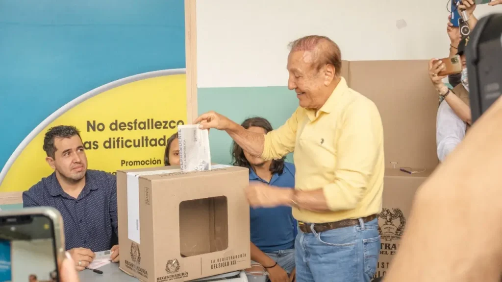 Rodolfo-Hernandez-votando