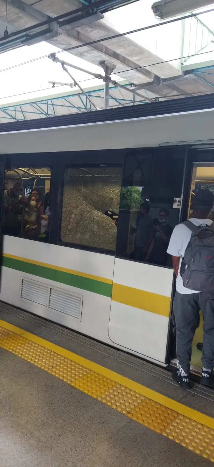 Atacaron-el-metro-a-pedradas-6