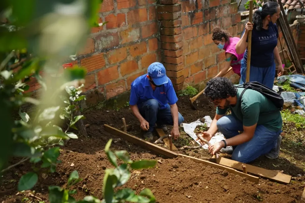 Jovenes-con-huertas-comunitarias-1