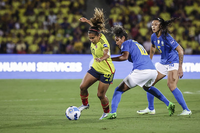 Leicy Santos (izq) disputa un balón en la final de la Copa América.  / FOTO: CONMEBOL. 