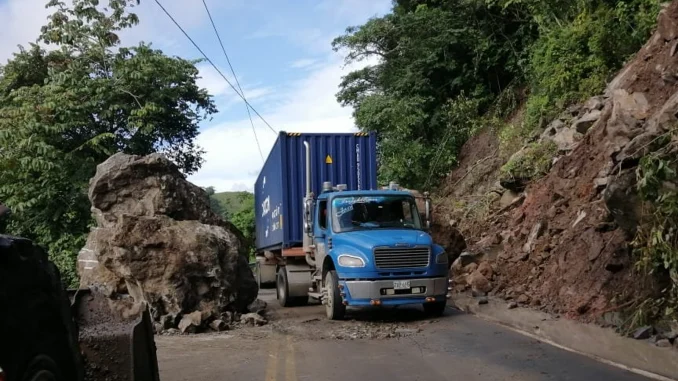 Rocas y tierra cayeron a la vía