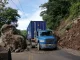 Rocas y tierra cayeron a la vía