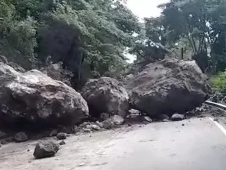 Piedras de gran tamaño ocasionaron el cierre de la vía.
