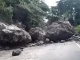 Piedras de gran tamaño ocasionaron el cierre de la vía.