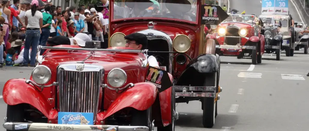 Desfile de autos clásicos y antiguos 2023