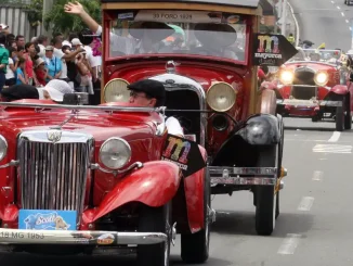 Desfile de autos clásicos y antiguos 2023
