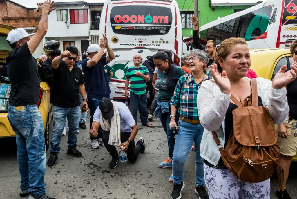 Cientos de seguidores del artista compartieron el dolor entre aguardiente y cerveza. / FOTO: JULIO CÉSAR HERRERA. 