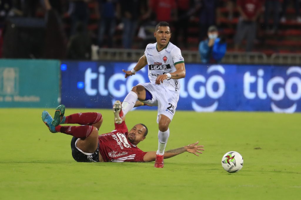 Felipe Pardo (en el suelo) disputa un balón. / FOTO: JAIME PÉREZ. 