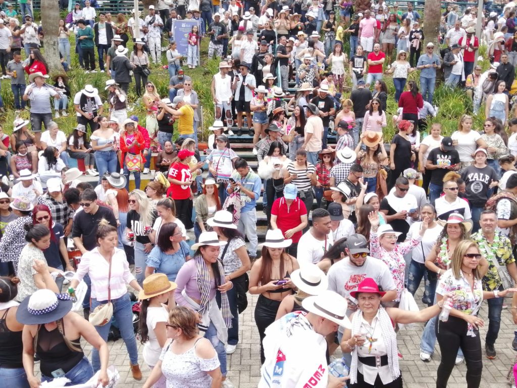 Multitudinaria fue la asistencia de los paisas para disfrutar del Festival de Sancochos. / FOTO: MANUEL SALDARRIAGA. 