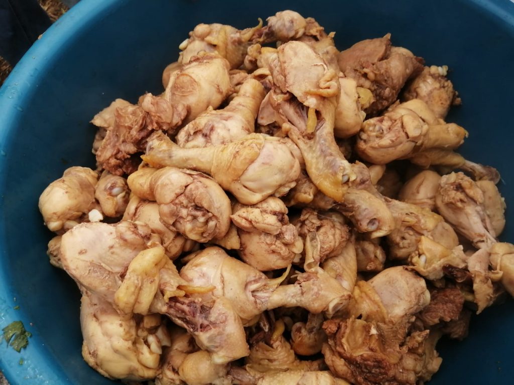 Muslos de pollo como ingredientes para el sancocho. / FOTO: MANUEL SALDARRIAGA.
